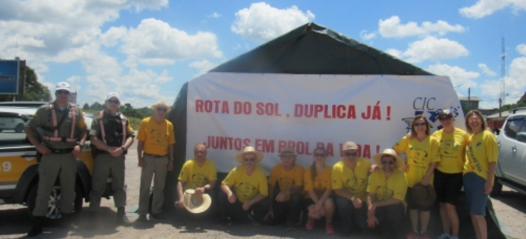 Ação foi realizada no sábado, no acesso à Vila Seca, por voluntários da CIC - Foto: Francine Spiller/CIC