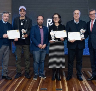 Os Embaixadores do Turismo 2025, entre o prefeito, secretário de Turismo e presidente da CIC Caxias, homenegeados durante o evento - Foto: Júlio Soare
