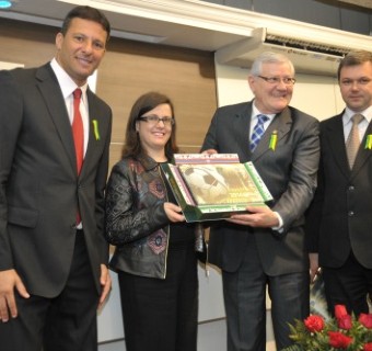 Lideranças da CIC recebem um exemplar do livro da Copa do secretário municipal Washington Stecanela Cerqueira - Foto: Maiara Herter/Objetiva