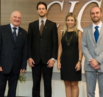 Presidente Nelson Sbabo com nova presidência da CIC Jovem: Rodrigo Menegassi, Tanara Vasatta e Mateus Sonda - Foto: Julio Soares/Objetiva