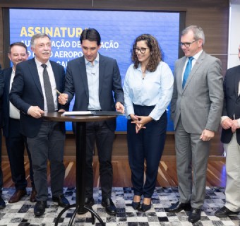 Momento da assinatura do lançamento da licitação do novo aeroporto - Foto: Júlio Soares/Objetiva