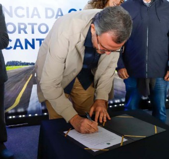 Ministro de Portos e Aeroportos, Tomé Franca, assina transferência da outorga do Aeroporto Hugo Cantergiani à Infraero - Foto: Ricardo Rech/Prefeitura