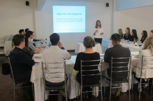 CIC Jovem trouxe a relações públicas Lisete Oselame para falar de postura no mundo corporativo - Foto: Candice Giazzon/CIC