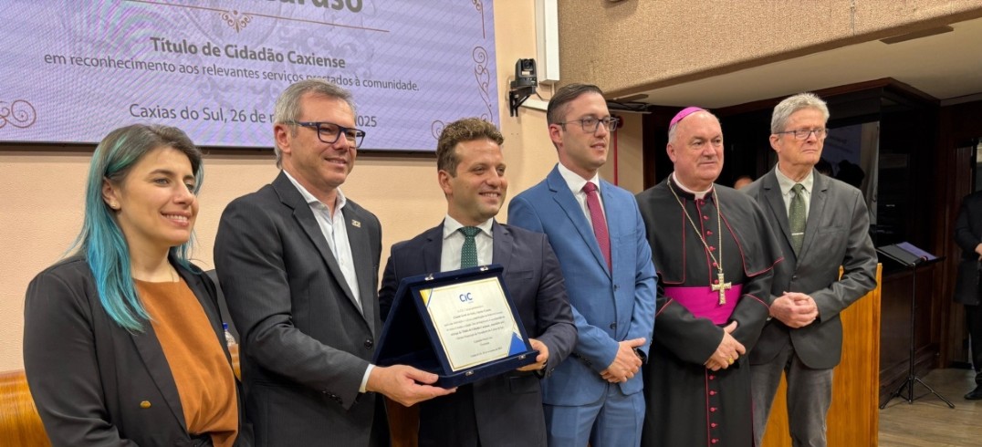 Celestino Oscar Loro entrega placa a Valerio Caruso, acompanhado dos vereadores e autoridades presentes ao evento - Foto: Rogério Aver Pizzolatto