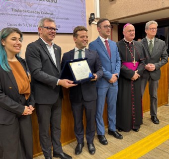 Celestino Oscar Loro entrega placa a Valerio Caruso, acompanhado dos vereadores e autoridades presentes ao evento - Foto: Rogério Aver Pizzolatto
