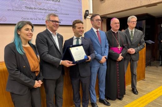 Celestino Oscar Loro entrega placa a Valerio Caruso, acompanhado dos vereadores e autoridades presentes ao evento - Foto: Rogério Aver Pizzolatto