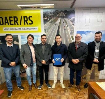 Demandas foram entregues pelo vice-presidente de Indústria, Oliver Viezzer, ao diretor-geral do Daer, Luciano Faustino (C) - Foto: Divulgação