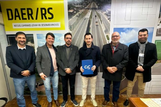 Demandas foram entregues pelo vice-presidente de Indústria, Oliver Viezzer, ao diretor-geral do Daer, Luciano Faustino (C) - Foto: Divulgação