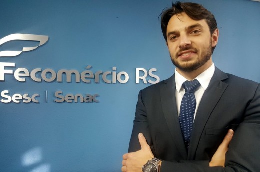 Lucas Schifino, economista da Fecomércio-RS, palestra em evento alusivo ao Dia do Comerciante - Foto: Divulgação