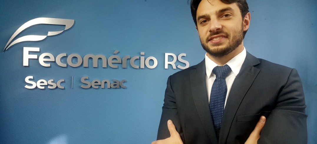 Lucas Schifino, economista da Fecomércio-RS, palestra em evento alusivo ao Dia do Comerciante - Foto: Divulgação