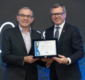 Presidente do Conselho do Círculo, Jovenil Vitt Lima, recebe placa das mãos do presidente da CIC Caxias, Celestino Oscar Loro