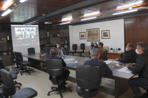 Entidades e prefeitos debatem com Eduardo Leite e equipe melhorias nos protocolos de contenção ao coronavírus - Foto: Francine Spiller/CIC