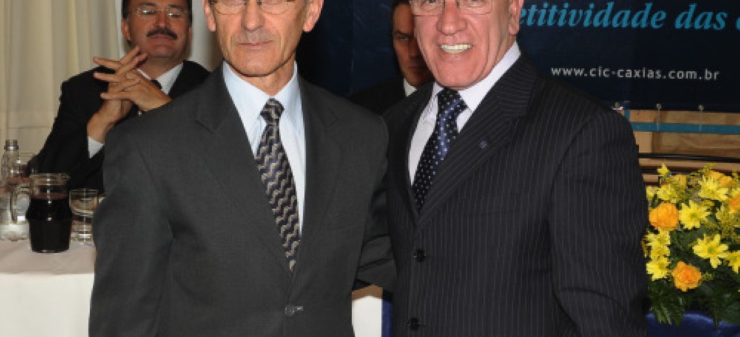 Reitor Isidoro Zorzi e Milton Corlatti firmam acordo de cooperação - Foto: Julio Soares/Objetiva