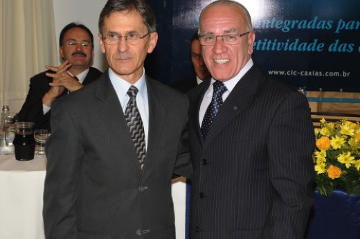 Reitor Isidoro Zorzi e Milton Corlatti firmam acordo de cooperação - Foto: Julio Soares/Objetiva