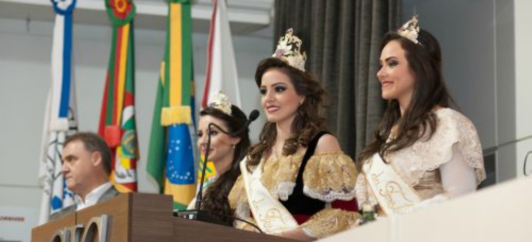 Novas soberanas da Festa da Uva são recebidas na CIC durante reunião - Foto: Denise Boff/Objetiva