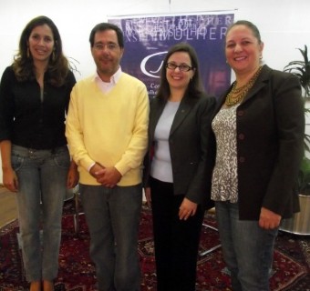 Vereadora Denise Pesssoa, o palestrante, a vice-presidente da CIC Fúlvia Gazola e a presidente do Conselho da Mulher, Rosane Demari.