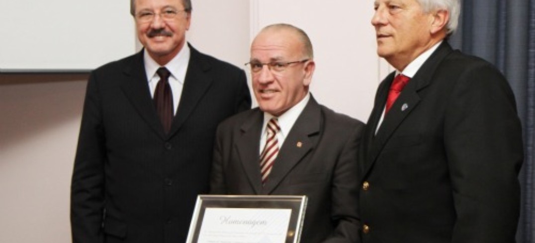 Nelço Tesser, Milton Corlatti e José Cairolli na homenagem à CIC - Foto: Rosi Boninsegna