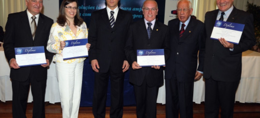 André Vanoni de Godoy, presidente do Deliberativo e Valter Gomes Pinto, presidente do Conselho Superior ao lado da Diretoria Executiva.