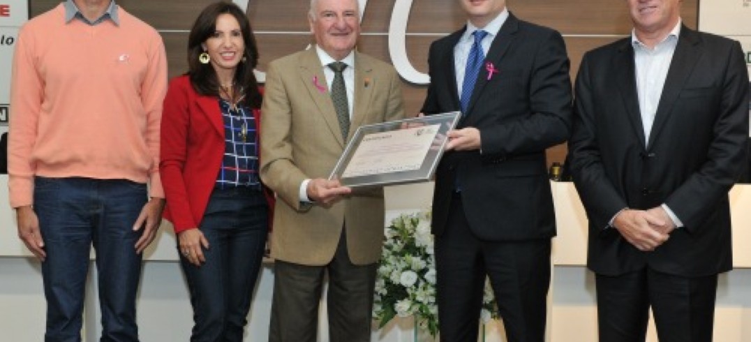 Presidente e diretores da entidade receberam certificado do representante da ADVB/RS - Foto: Julio Soares/Objetiva