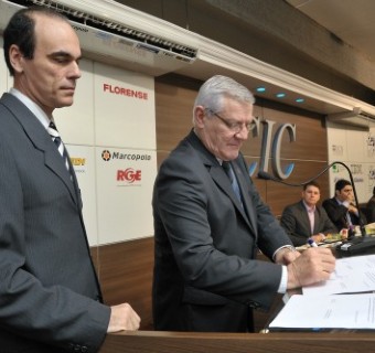 Lucas Baldisserotto e Carlos Heinen durante assinatura de convênio de cooperação recíproca - Foto: Julio Soares/Objetiva
