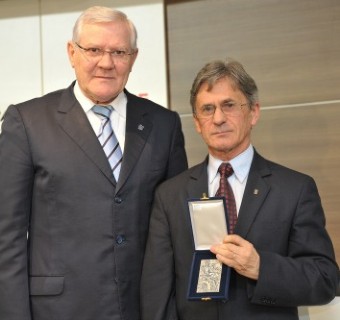 Carlos Heinen homenageou o reitor Isidoro Zorzi com a Medalha da CIC - Foto: Julio Soares/Objetiva