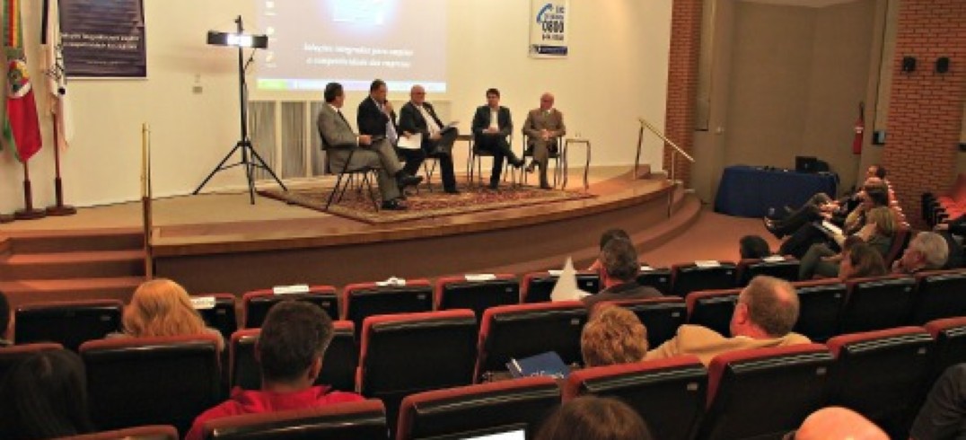Alceu Barbosa Velho, Assis Melo, Luís Fernando Possamai, Marcos Daneluz e Milton Corlatti participaram do CIC Debate Fórum Político