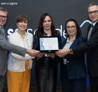 Entrega de placa alusiva aos 30 anos do SSI