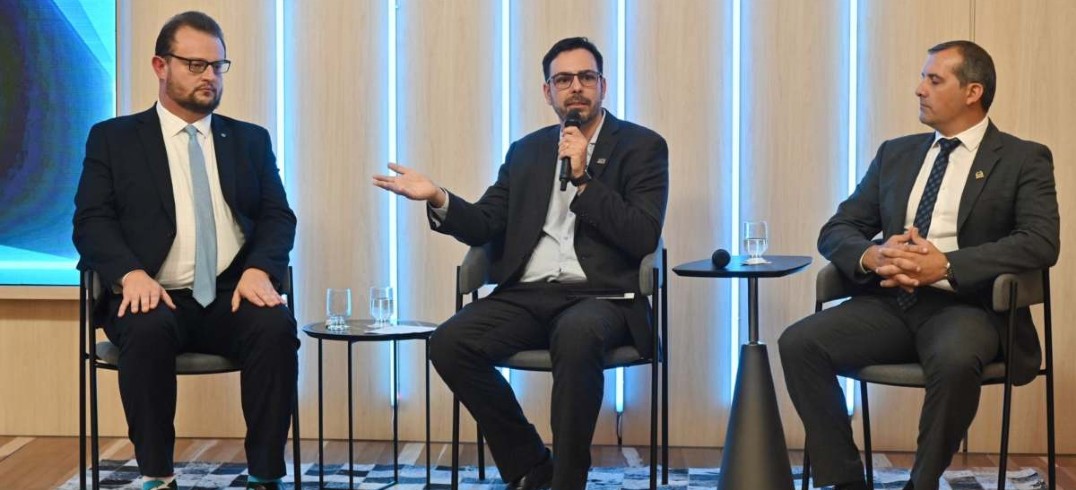 João Uez, Oliver Viezzer e Ronaldo Boniatti debatem impactos da nova legislação - Foto: Júlio Soares/Objetiva