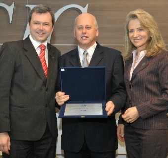 Celestino Loro e Analice Carrer entregaram a Paulo Magnani uma placa alusiva ao aniversário da empresa - Foto: Julio Soares/Objetiva