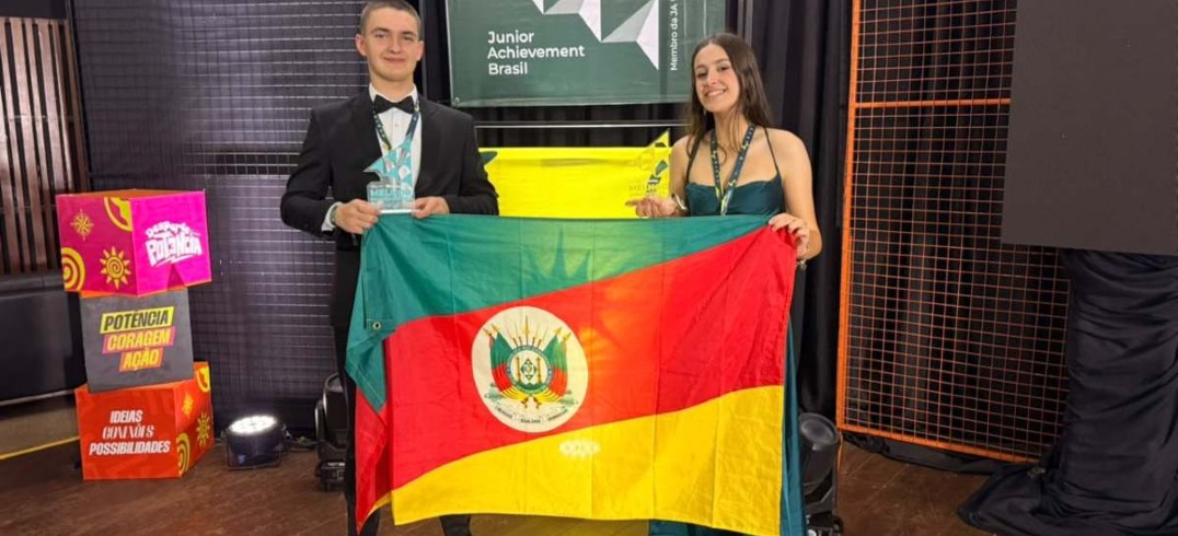 Os alunos Gustavo Bernardi e Gabriela Mayer representaram a miniempresa no Piauí - Foto: Marcos R Rafael 
