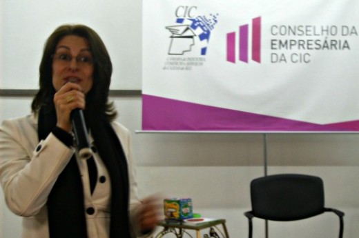 No Café com Informação da CIC, psicóloga propôs a substituição da cultura do Produto Interno Bruto pelo FIB (Felicidade Interna Bruta).