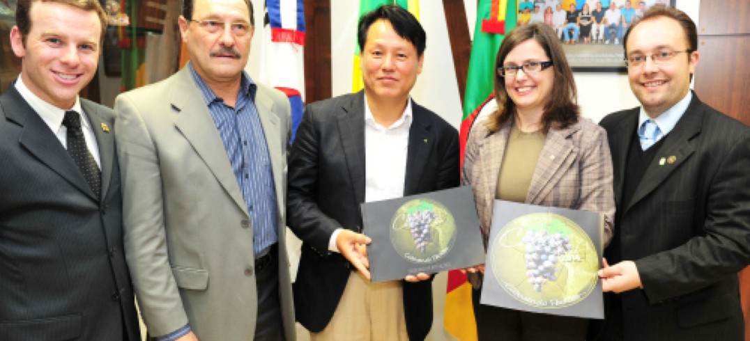 Fúlvia Stedile Angeli Gazola e Felipe Gremelmaier convidaram seleção da Coreia do Sul para treinar em 2014. Foto Luiz Chaves/Prefeitura