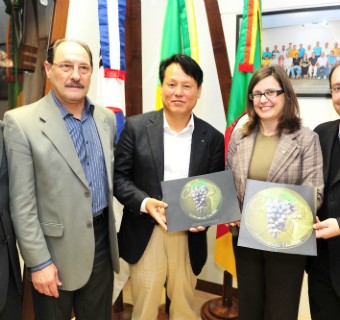 Fúlvia Stedile Angeli Gazola e Felipe Gremelmaier convidaram seleção da Coreia do Sul para treinar em 2014. Foto Luiz Chaves/Prefeitura