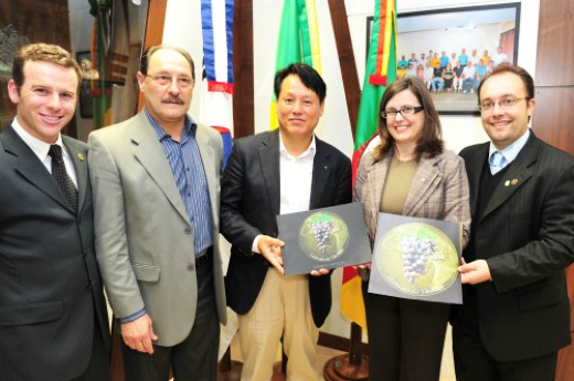 Fúlvia Stedile Angeli Gazola e Felipe Gremelmaier convidaram seleção da Coreia do Sul para treinar em 2014. Foto Luiz Chaves/Prefeitura