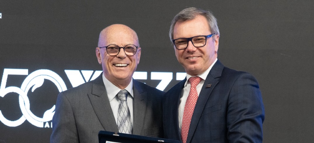 Olivir Hilário Viezzer é homenageado pelo presidente da entidade, Celestino Oscar Loro - Foto: Júlio Soares/Objetiva