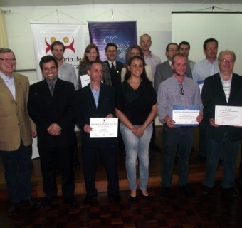 Organizações participantes do SAG/PGQP 2011 recebem seus diplomas - Foto: Divulgação/CIC