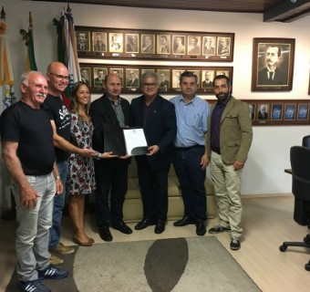 Documento assinado pela prefeitura, Câmara de Vereadores e CIC pede inclusão do município no roteiro - Foto: Marta Guerra Sfreddo