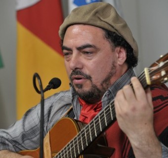 Cantor e compositor nativista Xiruzinho se apresentou na reunião-almoço, que foi alusiva à Semana Farroupilha - Foto: Julio Soares/Objetiva