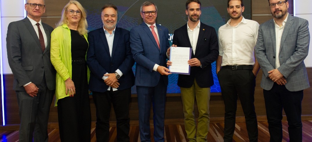 Dirigentes da CIC e deputado Carlos Búrigo entregam proposta ao governador e aos secretários Gabrel Fajardo e Artur Lemos - Foto: Júlio Soares