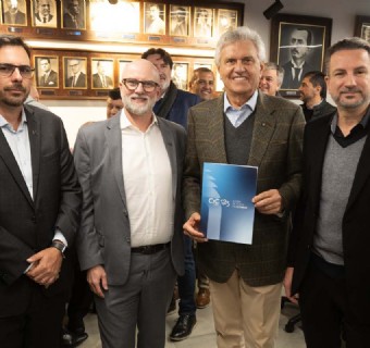 Dirigentes da CIC Caxias entregam carta de demandas a Ronaldo Caiado - Foto: Júlio Soares/Objetiva