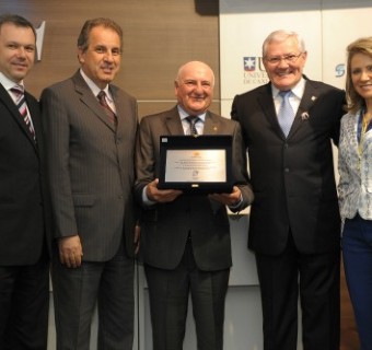 Nelson Sbabo, ao centro, recebe homenagem da presidência da CIC - Foto: Denise Boff