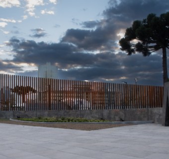 Obra entregue à comunidade pela CIC Caxias está instalada na recém-revitalizada Praça da Estação Férrea - Foto: Júlio Soares