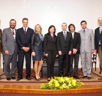 Diretoria de Negócios Internacionais e palestrantes comemoram sucesso do evento. Foto Wagner Ceccato