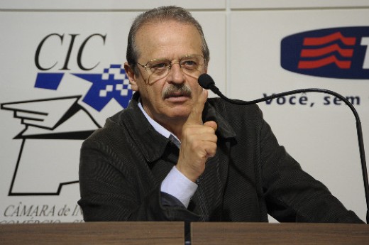 Candidato petista ao governo do Estado do RS palestrou à classe empresarial nesta segunda-feira (27). Foto Julio Soares.