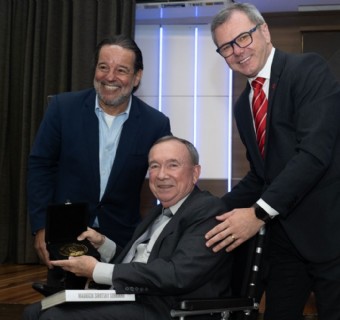 Clívis Tramontina recebe homenagem do Grupo RBS