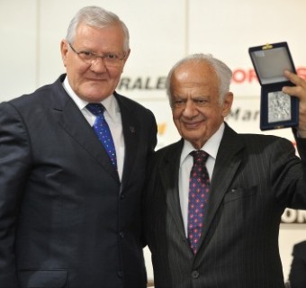 Carlos Heinen entregou a Medalha da CIC para homenagear Pedro Simon - Foto: Julio Soares/Objetiva