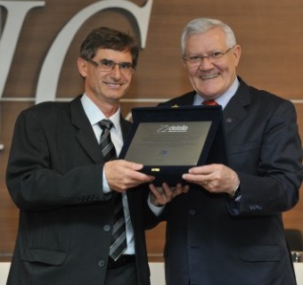 Ademir Pierosan, da Detella, foi homenageado pelo presidente Carlos Heinen - Foto: Julio Soares/Objetiva