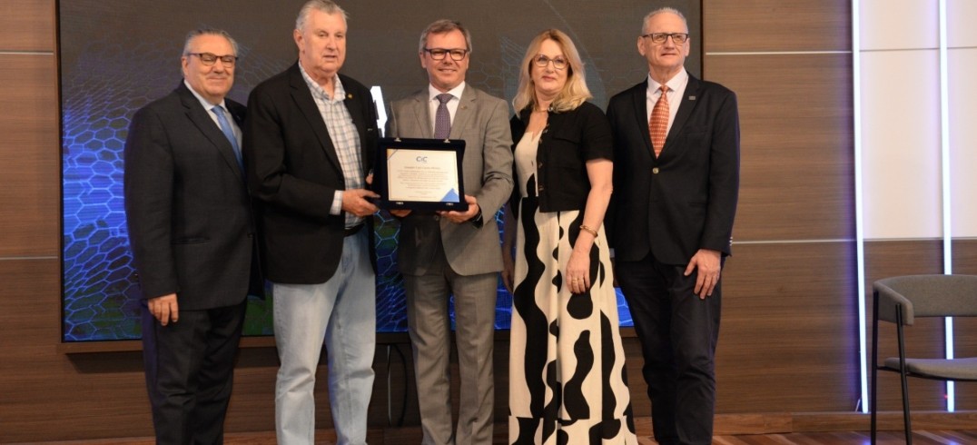 Senador Heinze é homegeado pelo presidente da CIC Caxias, Celestino Oscar Loro, e seus vice-presidentes - Foto: Antônio Machado