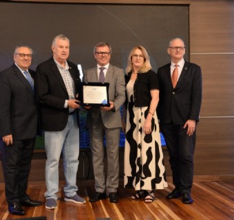Senador Heinze é homegeado pelo presidente da CIC Caxias, Celestino Oscar Loro, e seus vice-presidentes - Foto: Antônio Machado