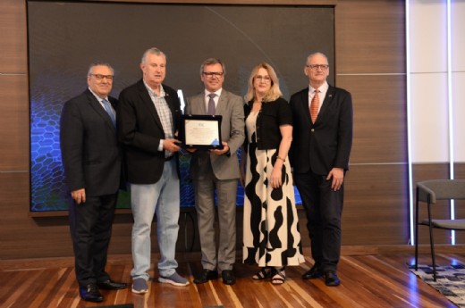 Senador Heinze é homegeado pelo presidente da CIC Caxias, Celestino Oscar Loro, e seus vice-presidentes - Foto: Antônio Machado